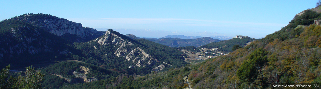 Grès de Sainte Anne vue depuis le chateau d'Évenos