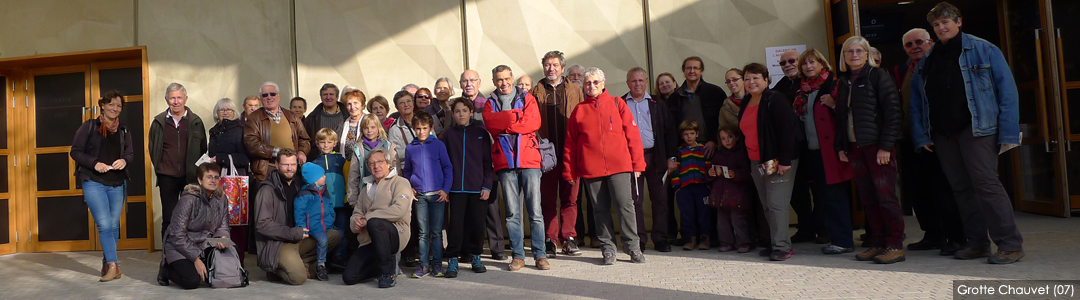 Participants de l'AGSE devant l'entrée du bâtiment de la Grotte Chauvet