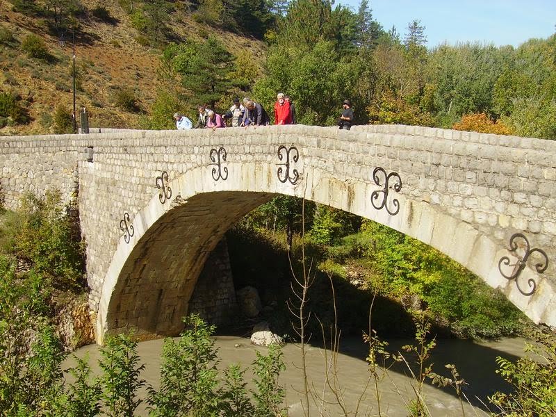 Membres de l'AGSE sur le pont franchissant l'Asse de Blieux  à l'entrée de Senez