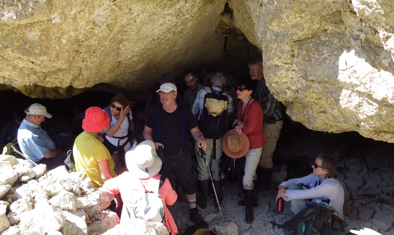 Groupe AGSE dans un ancien abri de berger aujourd'hui ennoyé