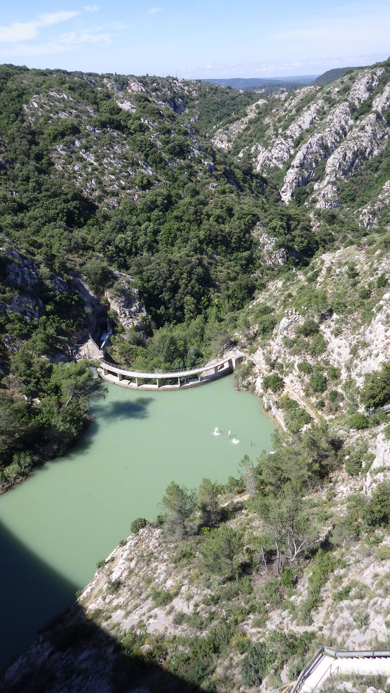 Barrage de Bimont petit barrage en aval immédiat du barrage pour assurer un débit minimal du canal vers le Tholonet pendant les travaux sur la voûte