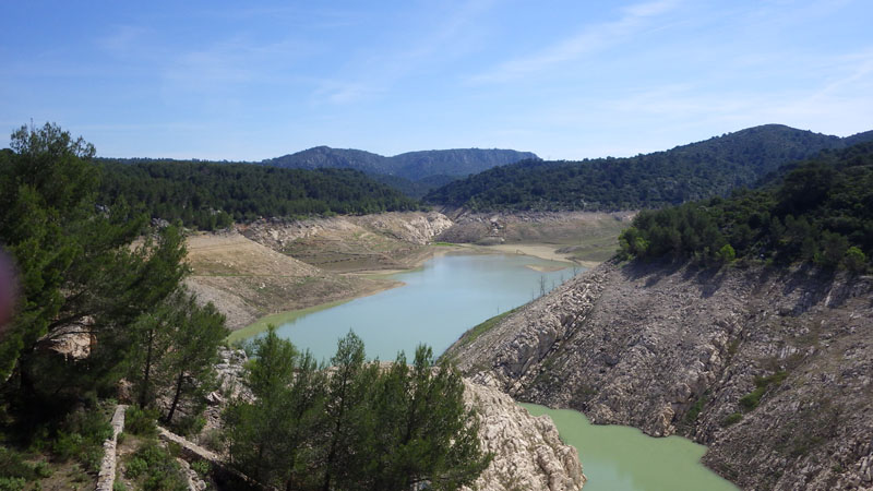 Barrage de Bimont Vue générale du lac asséché pendant les travaux sur la voûte