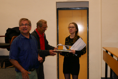 Remise des prix - Olympiades de G2osciences 2019  Marc Floquet et Olivier Bellier récompansant une lauréate