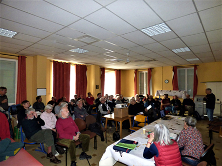 L'assemblée dans la salle de la mairie de Saint-Rémy