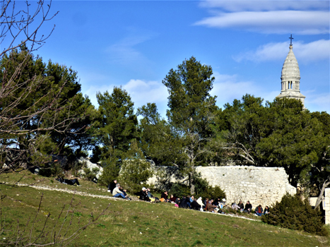 Pique-nique au soleil sous Notre-Dame d'Orgon