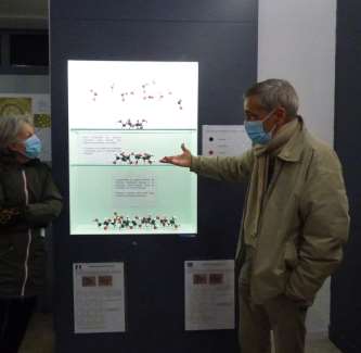 Sainte-Barbe - PHO - Salle de géologie - Patrick Gaviglio présentant une vitrine