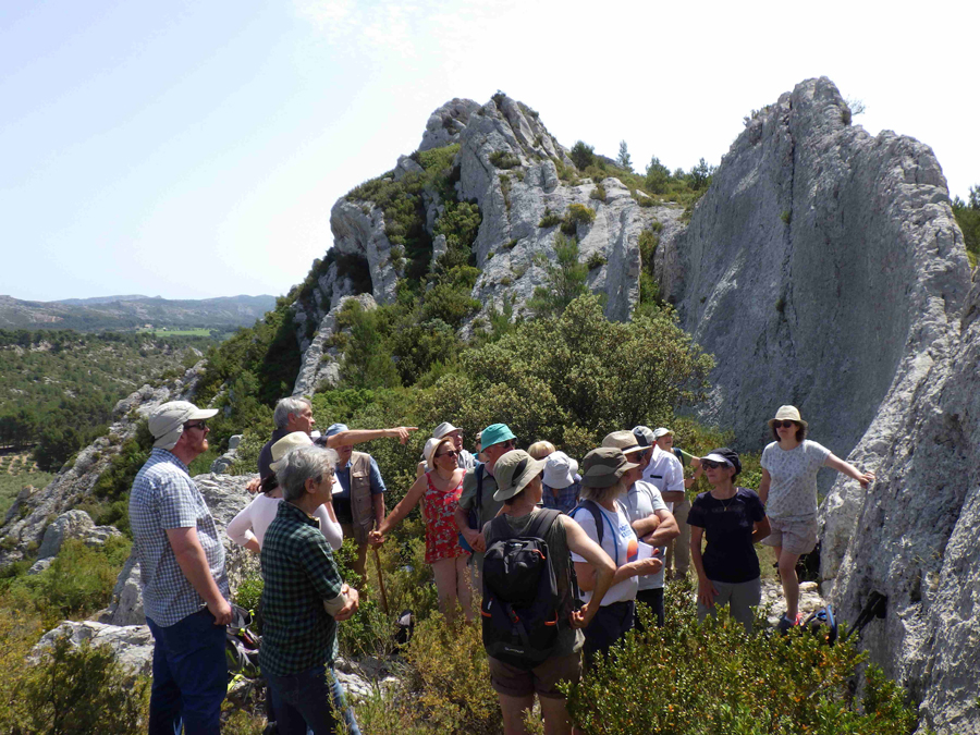 Patrick Gaviglio et le groupe dans les Alpilles