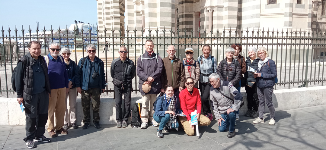 Le groupe AGSE devant la Major à Marseille en pierre de Calissanne et grès de Toscane