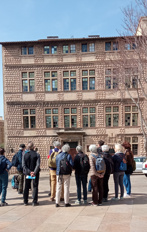 Devant la maison diamantée, en calcaire de la Couronne