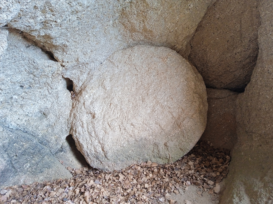 Meule dans les grottes de l'Ambrosi