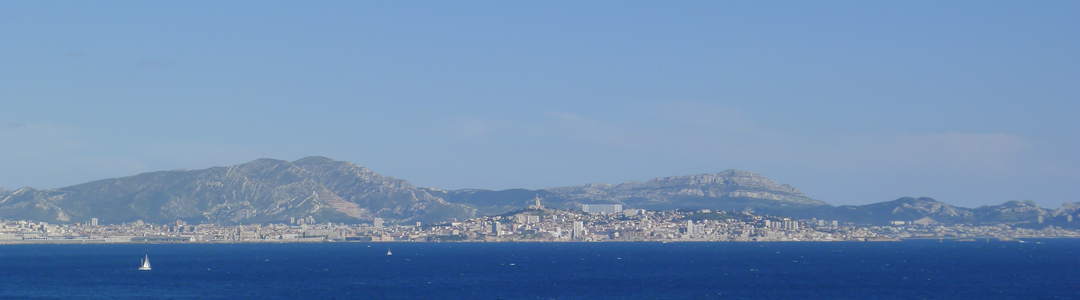 Marseille et son décor montagneusx vu depuis la Côte Bleue