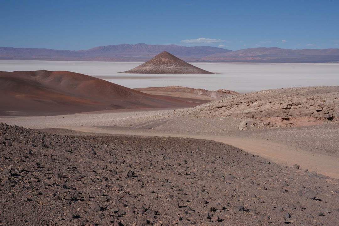 Géologie andine Cono de Arita, dans le Salar de Arizaro Puna Andine du NW de l’Argentine