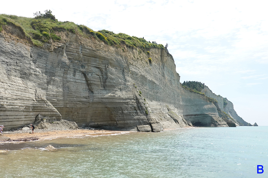 Vue d’ensemble dans la falaise côtière de Peroulade