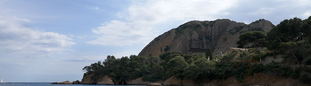 Dos du Bec de l'Aigle vu depuis l'anse du Mugel