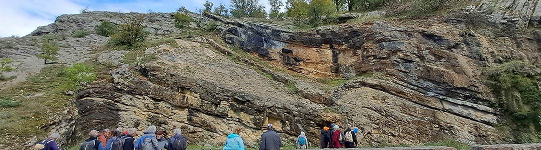 Le groupe devant des calcaires