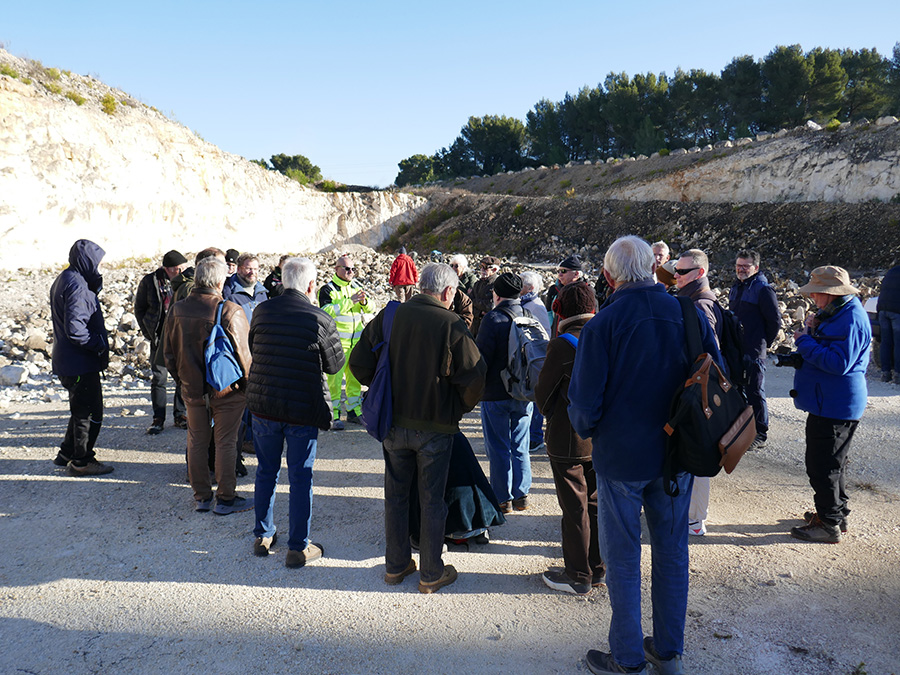 Une partie du groupe pendant les explications de M. , exploitant de la carrière Omya