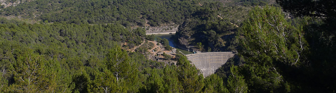 Vue sur le barrage Zola depuis le plateau de Bibémus